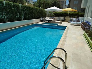 Outdoor pool, pool loungers - Cicek Apart Hotel (Cesme)