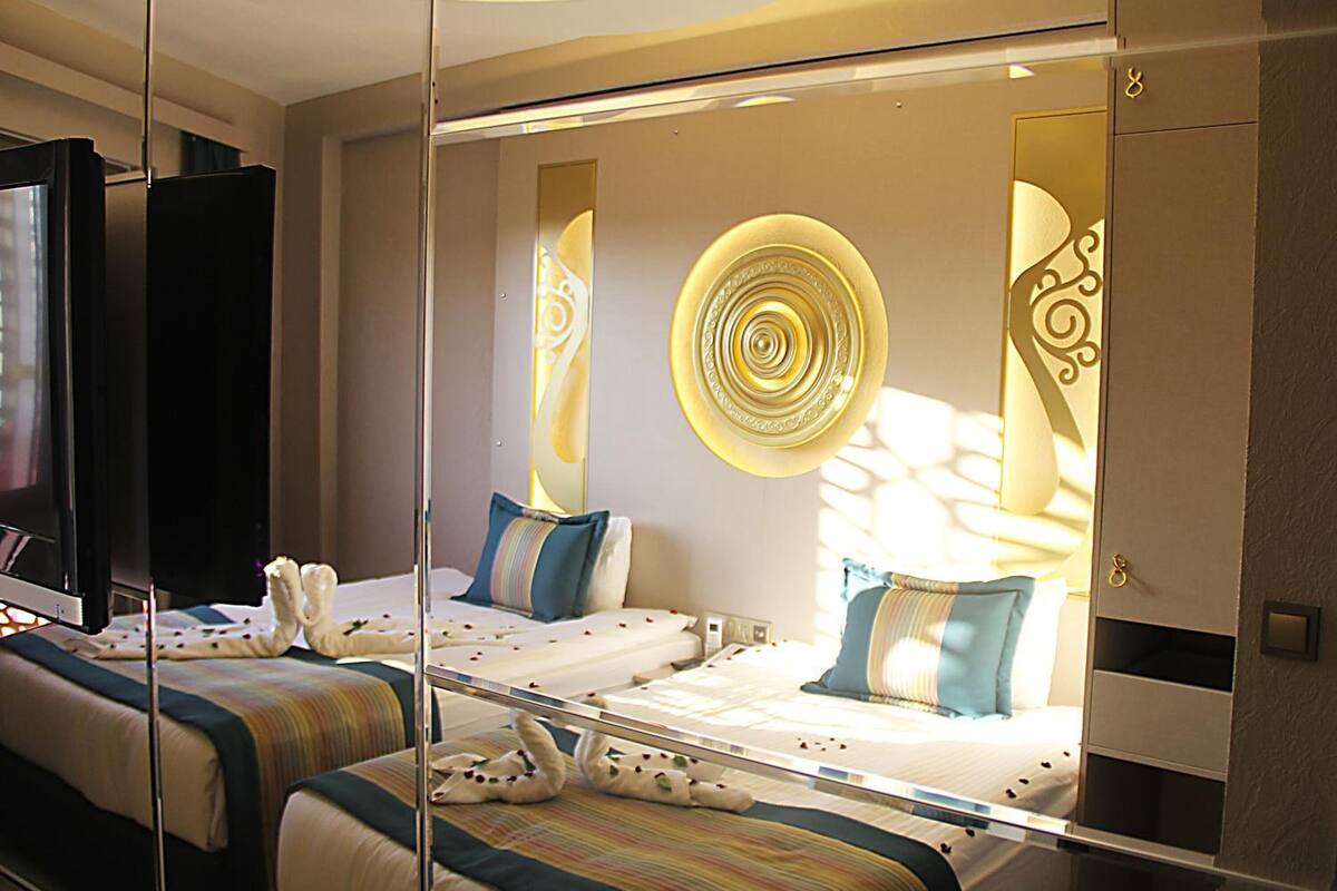 egyptian cotton sheets, premium bedding, minibar, desk