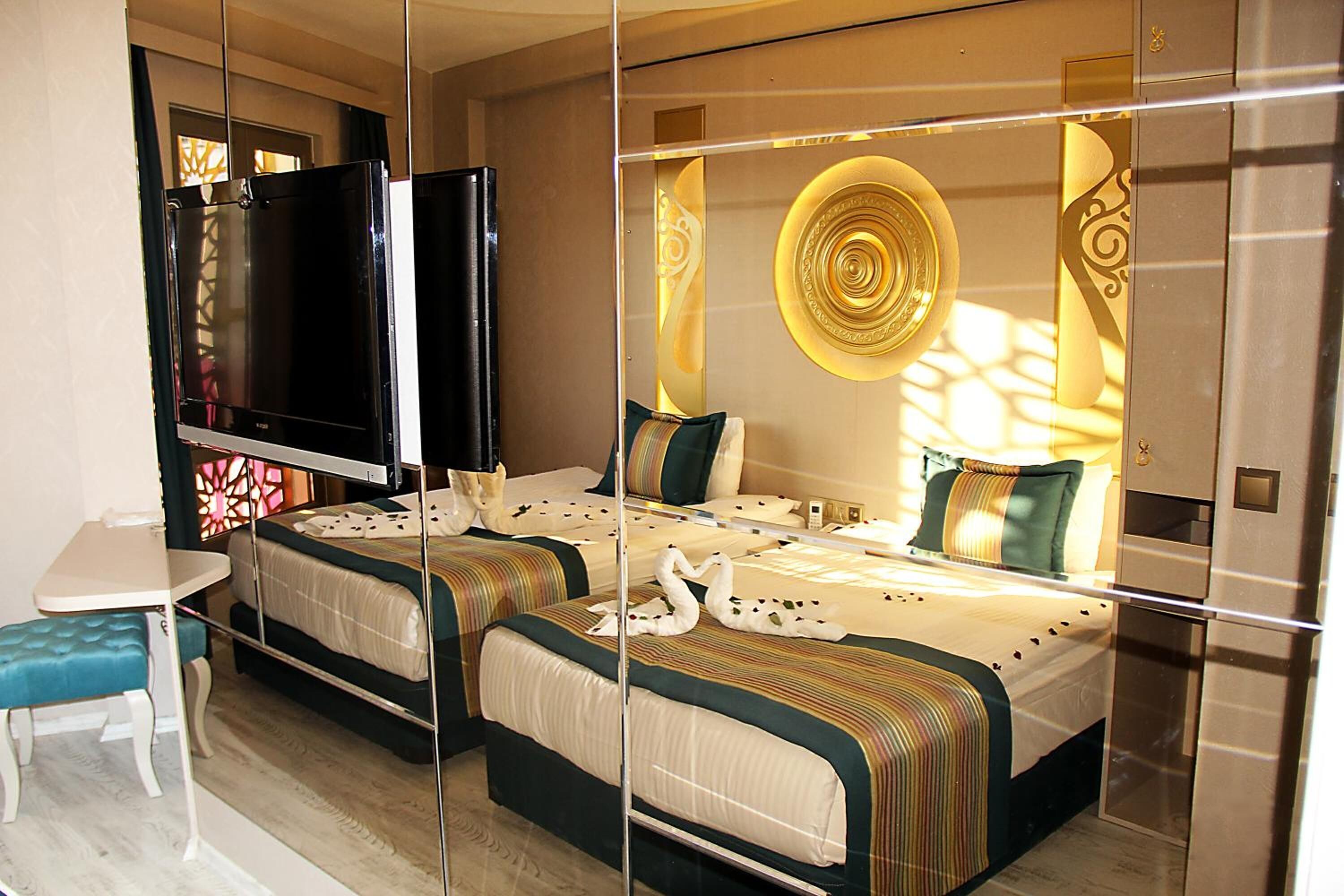 egyptian cotton sheets, premium bedding, minibar, desk