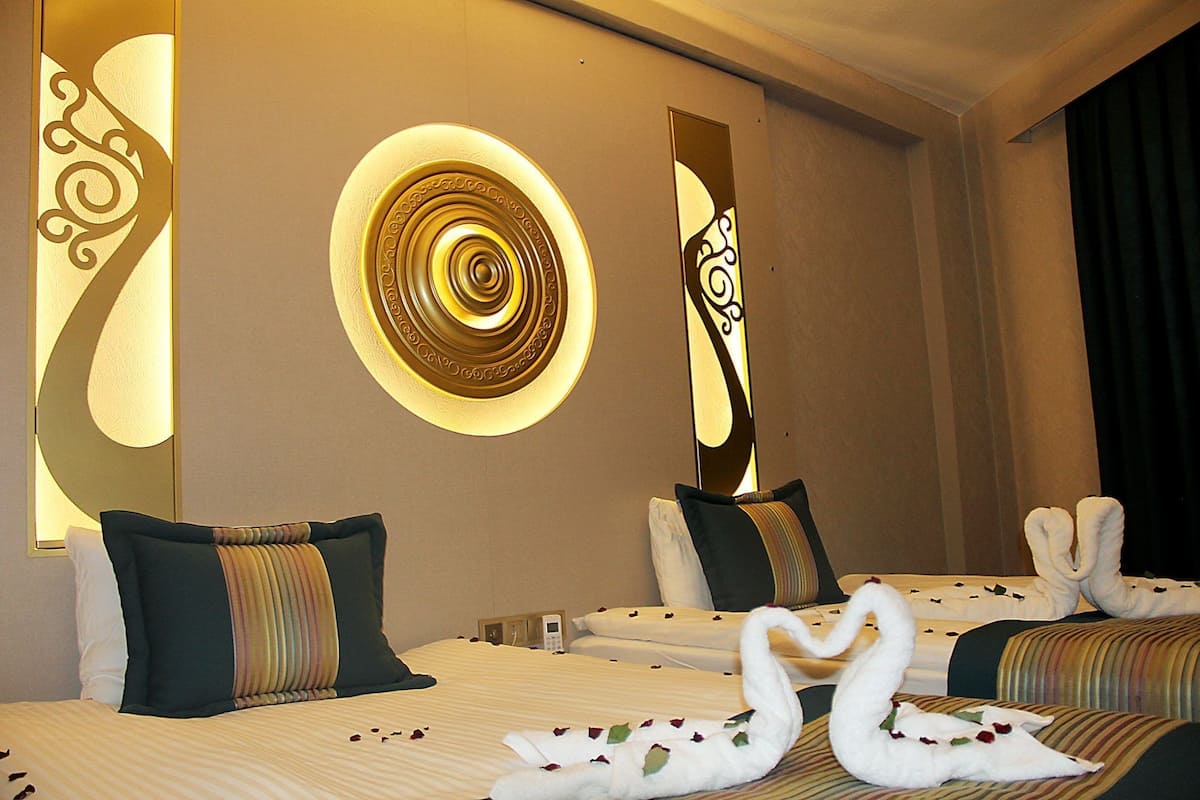 standard twin room | egyptian cotton sheets, premium bedding, minibar, desk