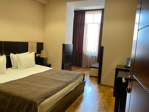 Standard Triple Room | Minibar, in-room safe, desk, blackout curtains