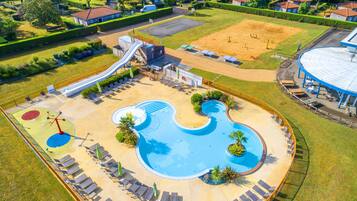 Una piscina al aire libre, sillones reclinables de piscina