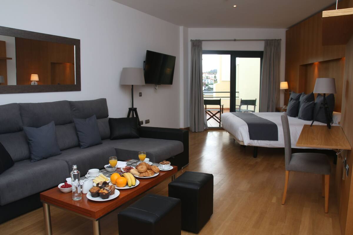 Deluxe suite, 1 tweepersoonsbed, bubbelbad | Een kluis op de kamer, een bureau, verduisterende gordijnen