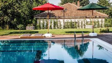 Außenpool, Sonnenschirme, Liegestühle