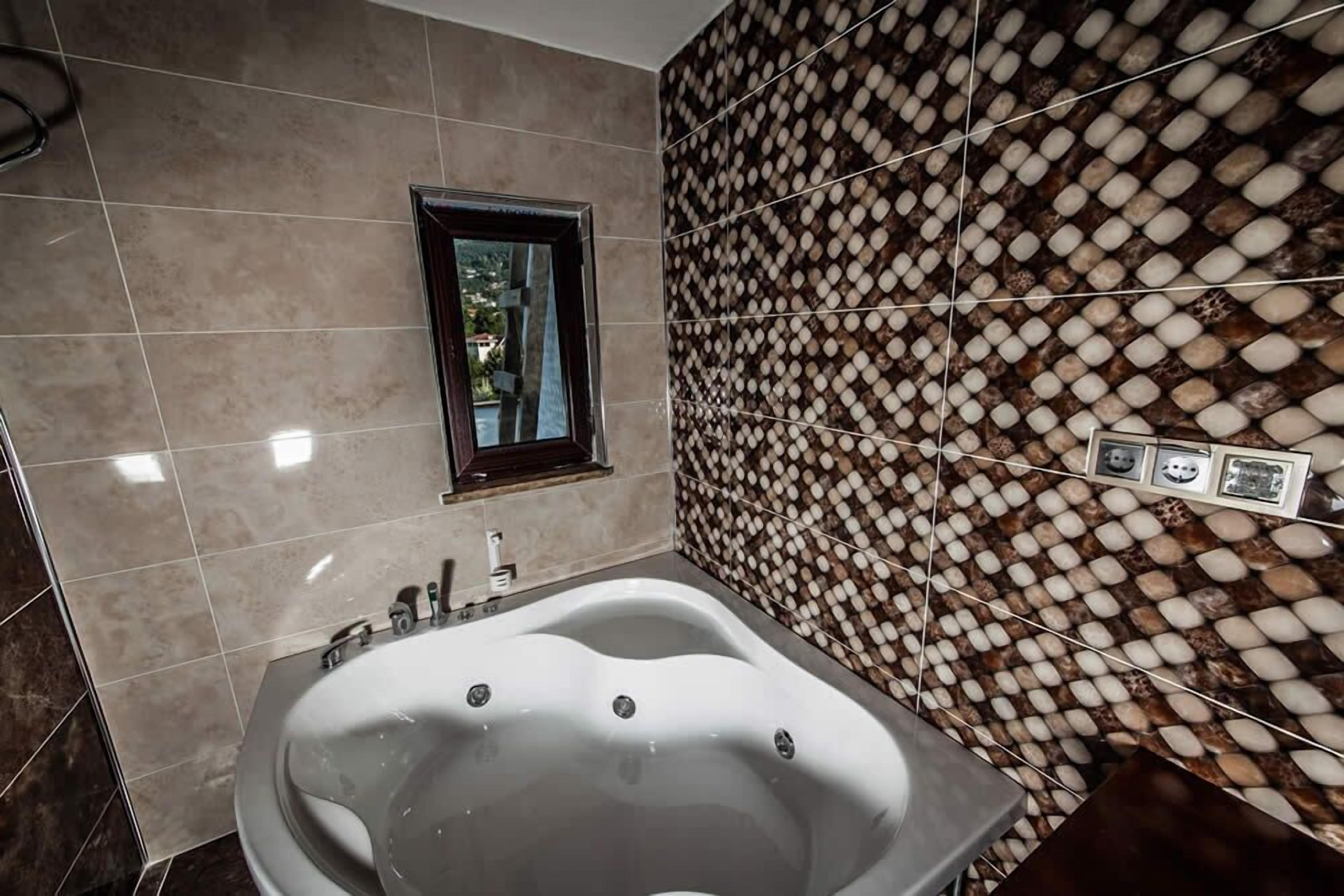 suite, lake view | jetted bathtub