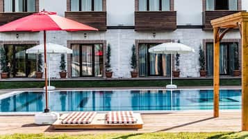 Außenpool, Sonnenschirme, Liegestühle