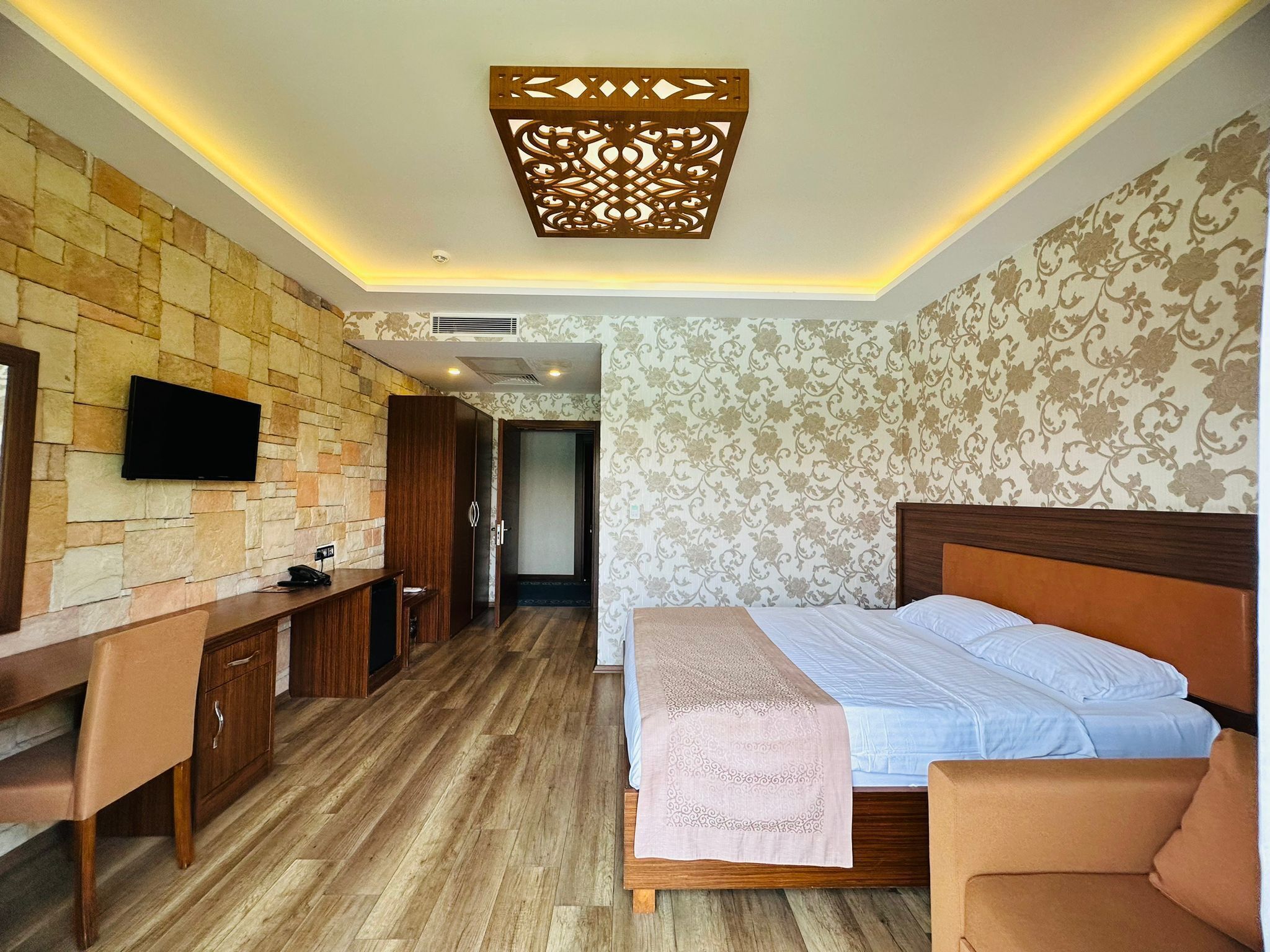 deluxe double room, pool view | minibar, in-room safe, blackout curtains, soundproofing