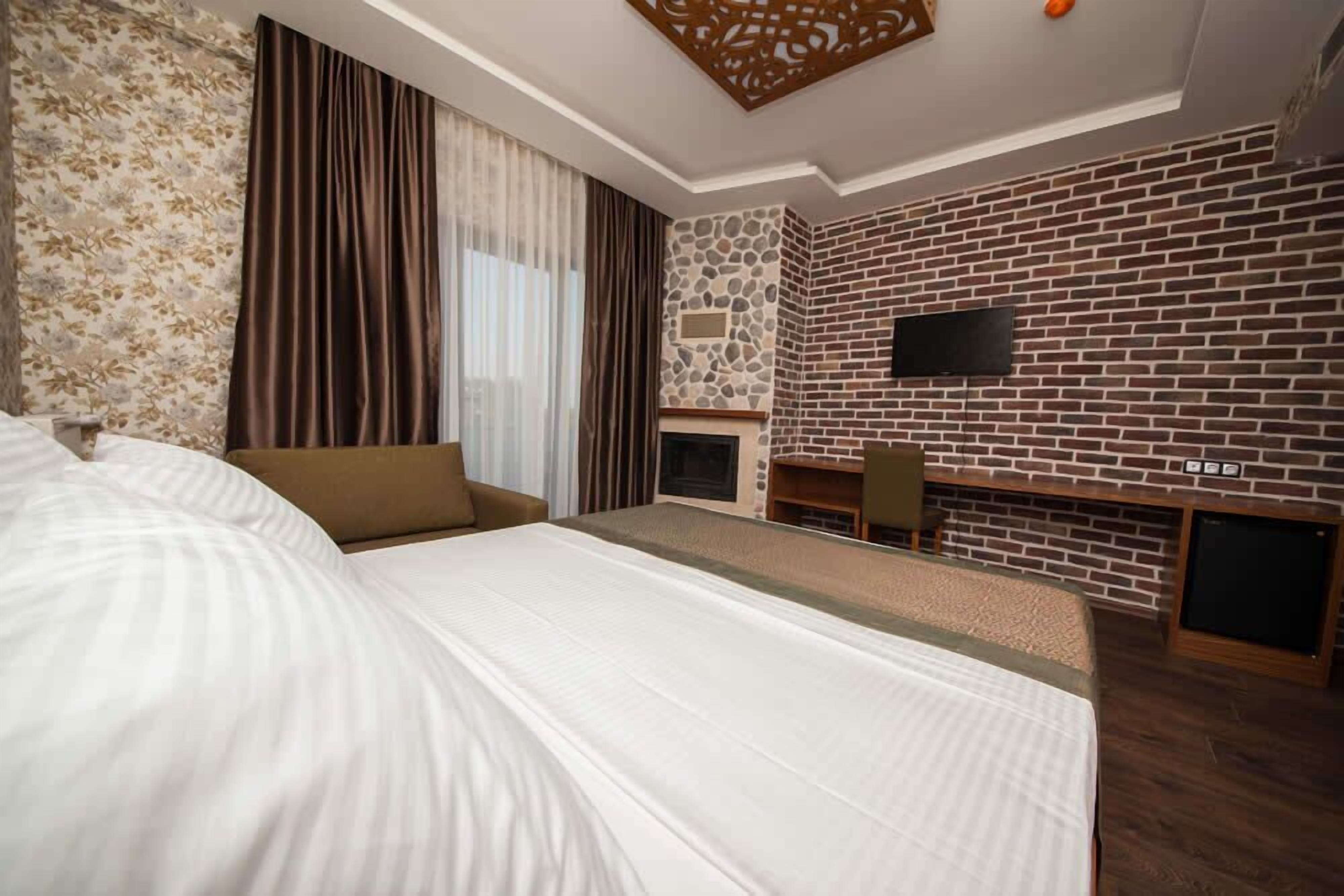 deluxe room, fireplace, lake view | minibar, in-room safe, blackout curtains, soundproofing