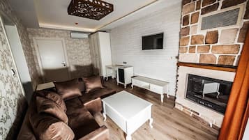 Suite, vista al lago | Sala de estar | Televisión LCD