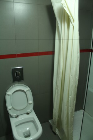 Shower, towels - AAA Comfort (Jounieh)