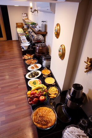 Free daily buffet breakfast  - Otel Tahir Aga Konagi (Trabzon)