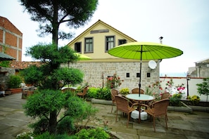 Habitación triple, vistas al jardín | Terraza o patio