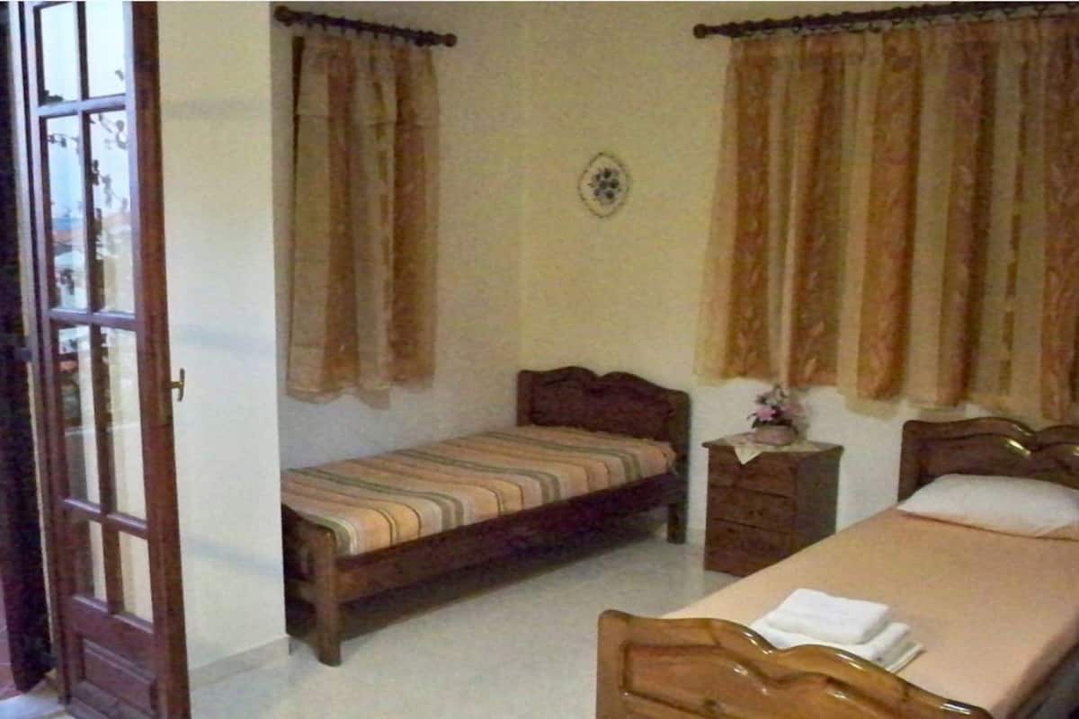 Departamento, 2 habitaciones, planta baja | Caja de seguridad en la habitación y cunas gratuitas