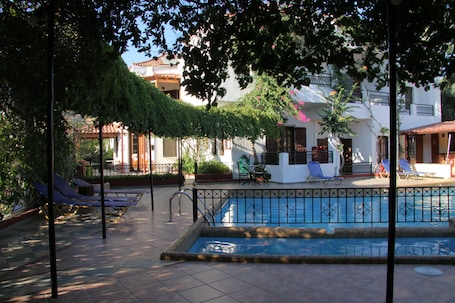 Una piscina al aire libre