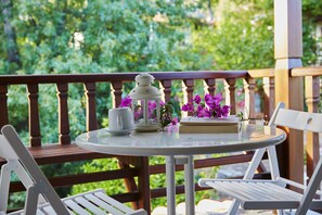 Paritalo, näköala puutarhaan | Parveke