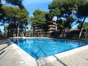 3 outdoor pools, a rooftop pool