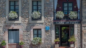 Un edificio de piedra con un letrero que dice "HOTEL CORRY SAN PYMES".