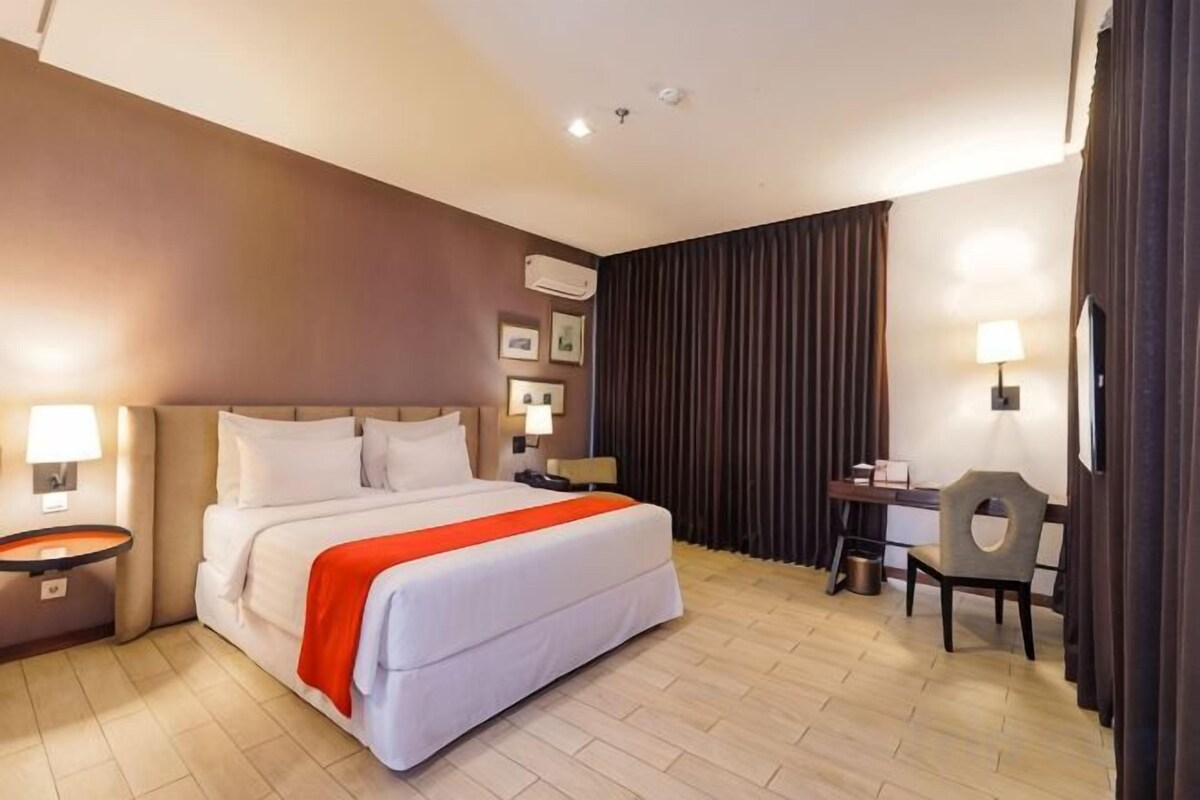 In-room safe, desk, WiFi (free), bed sheets