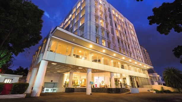 Front of property - Royal Padjadjaran Hotel (Bogor)