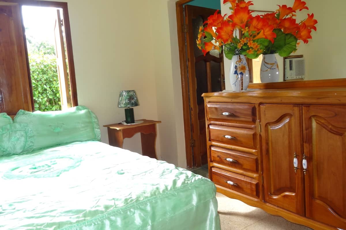Minibar, tabla de planchar con plancha y ropa de cama
