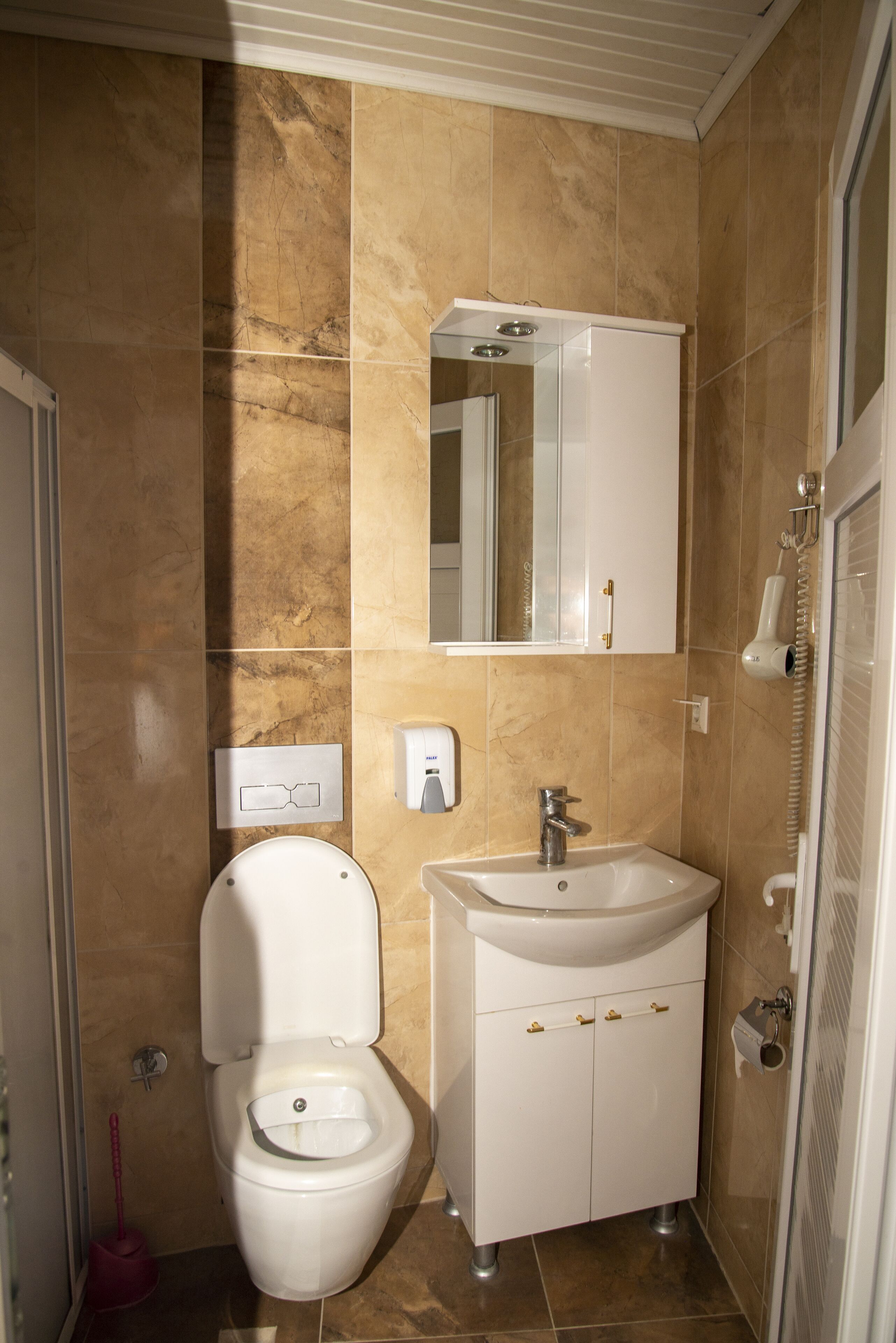 deluxe single room | bathroom | shower, free toiletries, hair dryer, towels