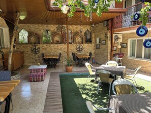 供应早餐、午餐和晚餐