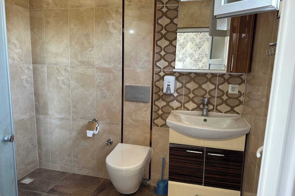 deluxe quadruple room, mixed dorm | bathroom | shower, free toiletries, hair dryer, towels