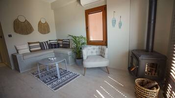 Apartment, 2 Bedrooms, Sea View | Premium bedding, minibar, in-room safe, individually decorated