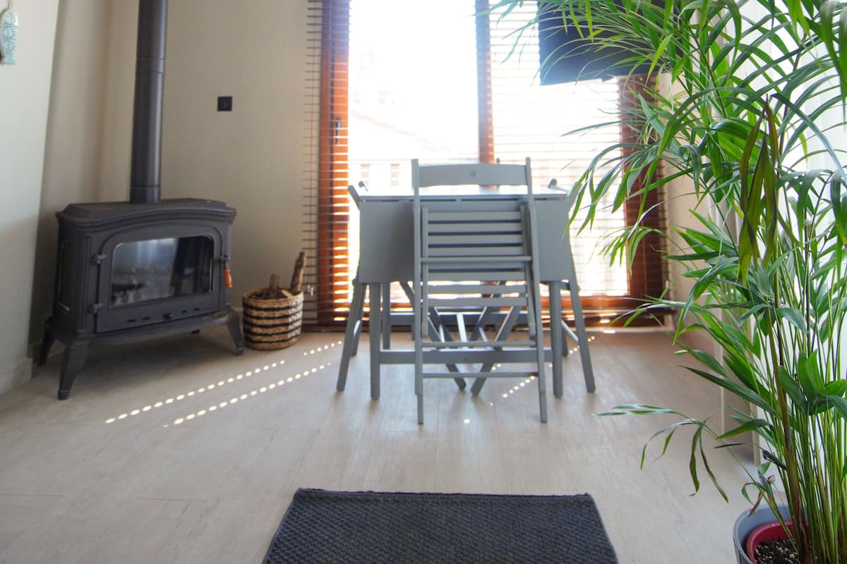 Appartement, 2 slaapkamers, gedeeltelijk uitzicht op zee | 2 slaapkamers, luxe beddengoed, een minibar, een kluis op de kamer