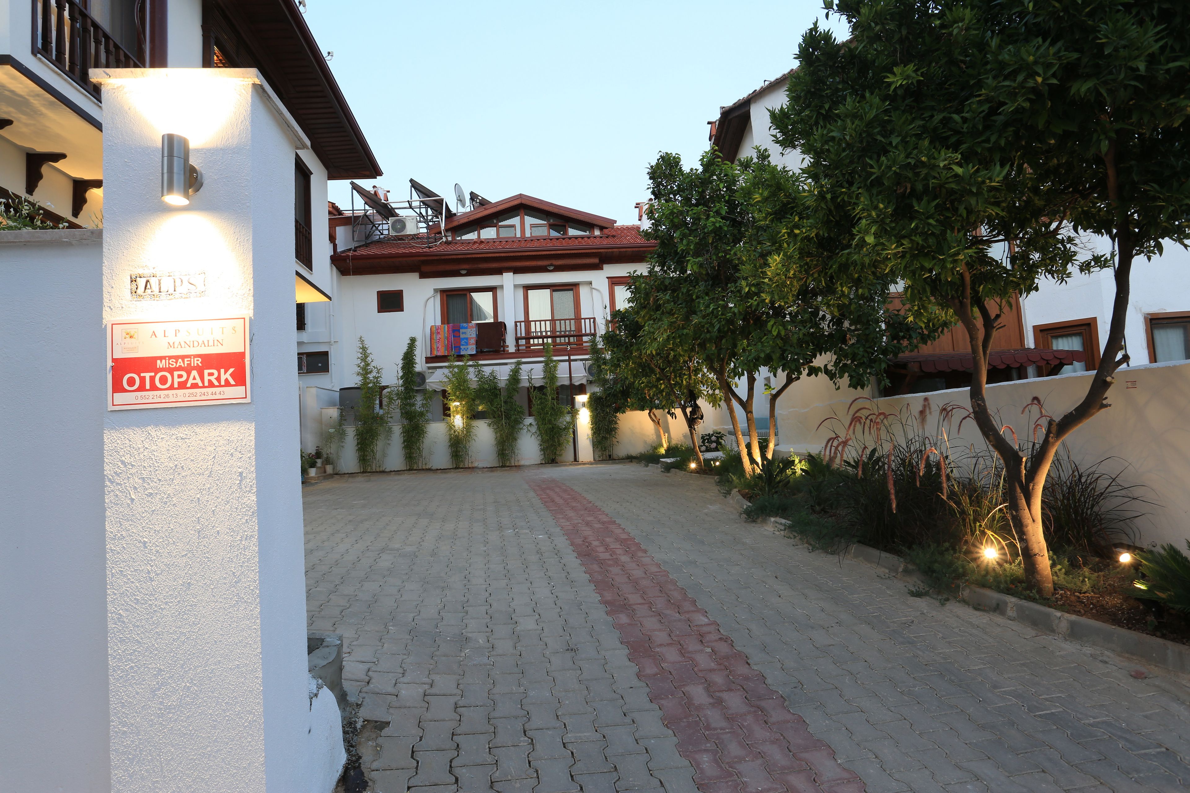 Un edificio con un cartel que indica que es un hotel llamado "Alpsoul Mandalun" en la zona de "Otopark".