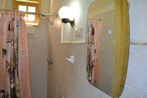 Habitació doble | Bany | Dutxa, articles de tocador gratuïts, assecador de cabells i tovalloles 