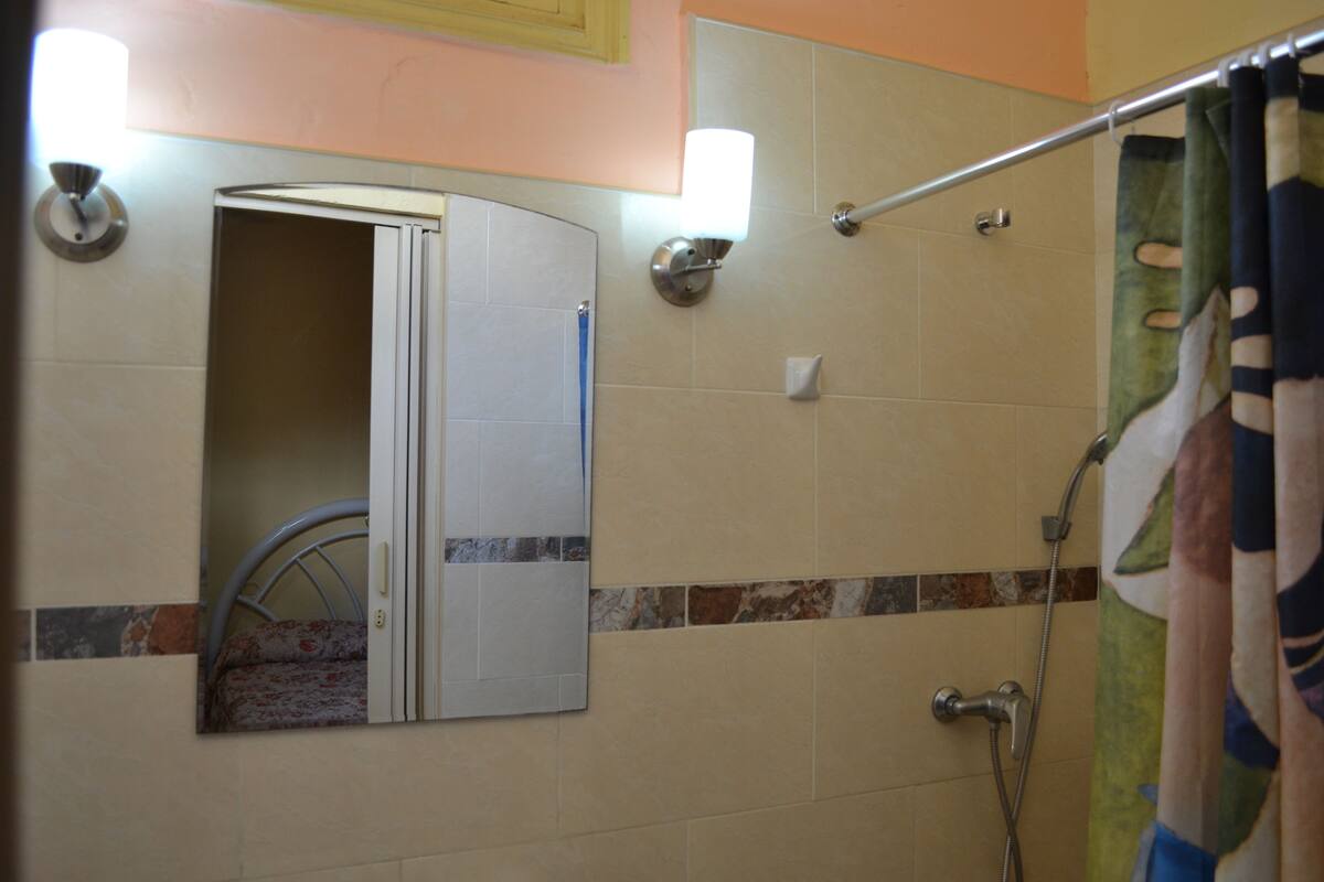 Habitació doble o amb dos llits individuals | Minibar, planxa i posts de planxar i roba de llit