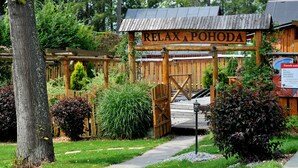 A wooden gate with a sign that reads "RELAX A POHODA" leading to a building with a metal roof. - APLEND Villas Tatry Holiday (Velky Slavkov)