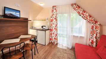 Studio Classique, coin cuisine | Bureau, rideaux occultants, fer et planche Ă repasser