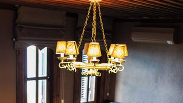 Escritorio, sistema de insonorización, wifi gratis y ropa de cama