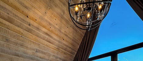 Deluxe Villa | Bathroom | Shower, free toiletries, hair dryer, slippers