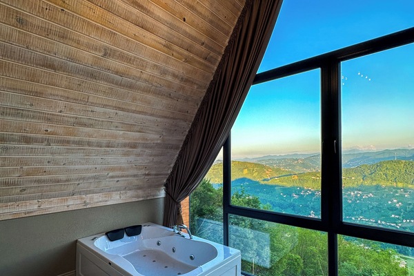 Deluxe Villa | Bathroom | Shower, free toiletries, hair dryer, slippers