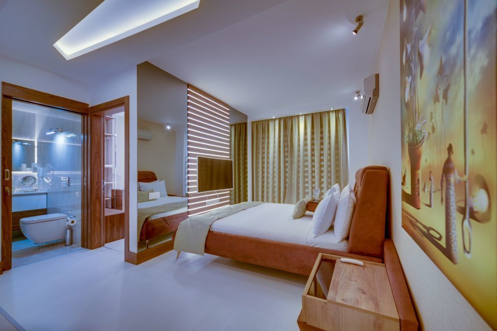 suite, balcony | desk, soundproofing, iron/ironing board, rollaway beds