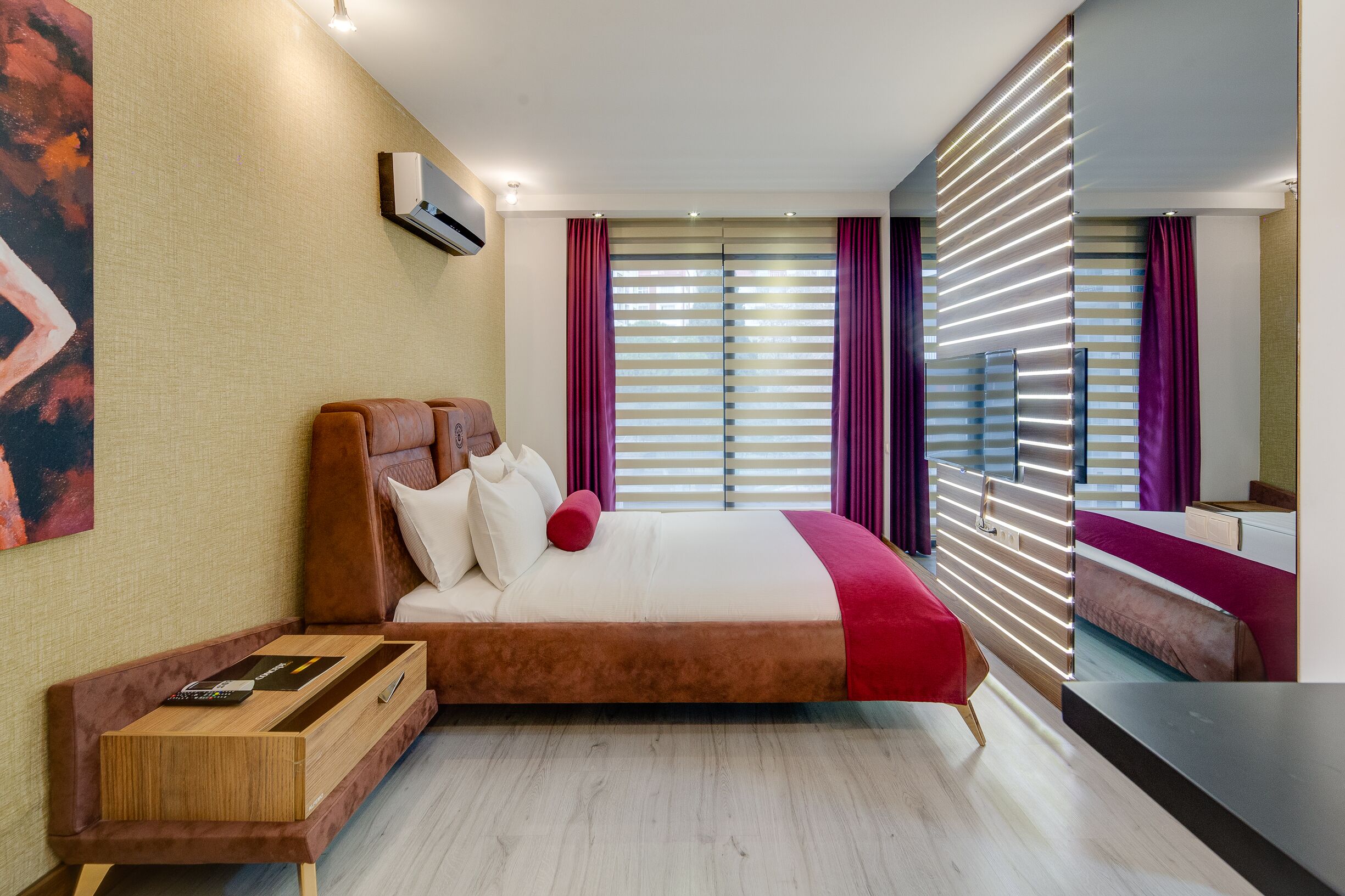 suite, balcony | desk, soundproofing, iron/ironing board, rollaway beds