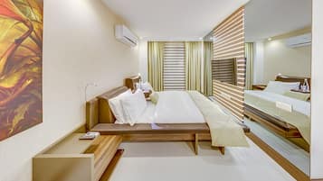 Phòng Suite, ban công | 1 phòng ngủ, bàn, phòng cách âm, bàn ủi/dụng cụ ủi quần áo