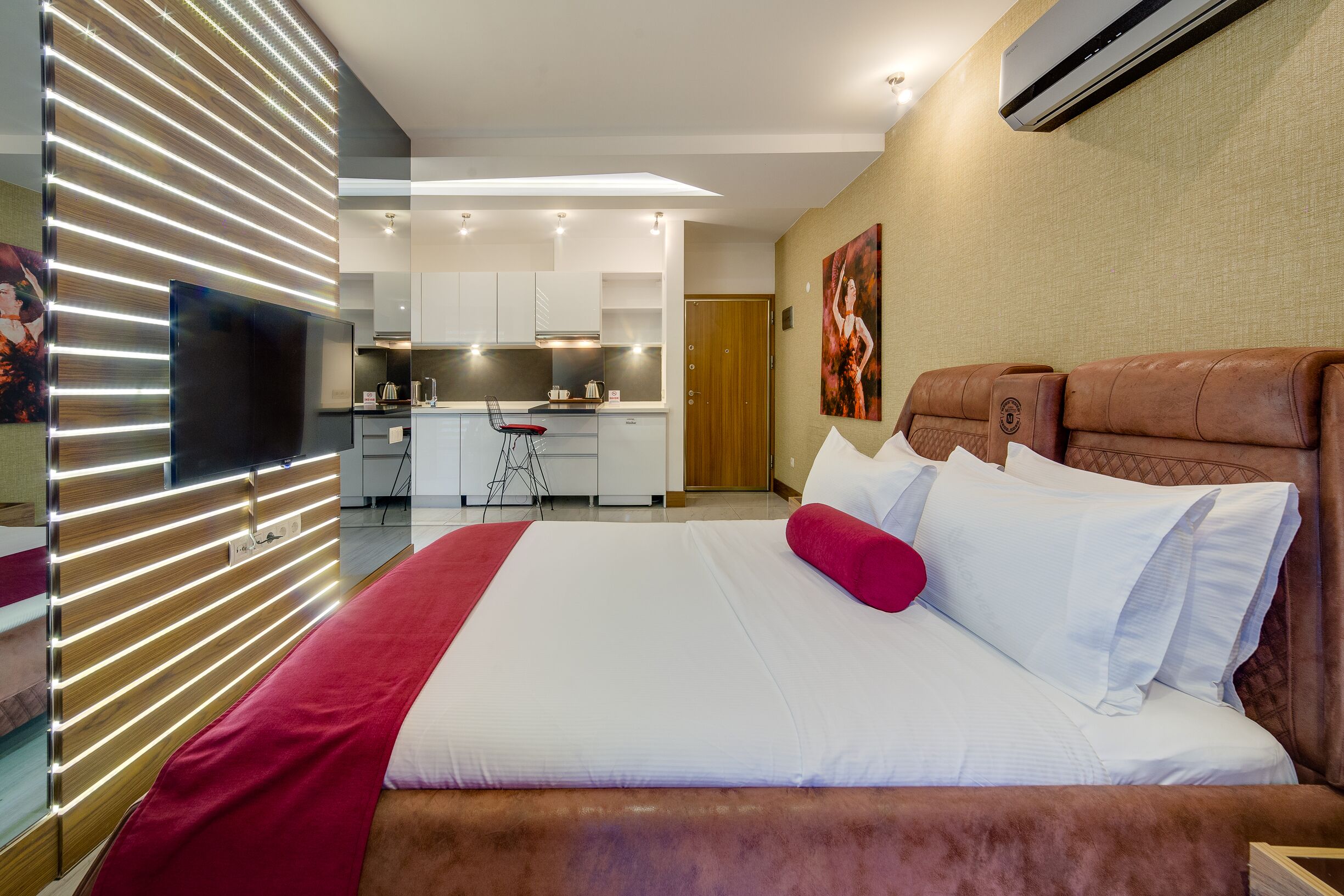 suite, balcony | desk, soundproofing, iron/ironing board, rollaway beds