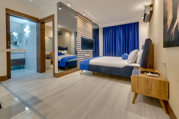 Suite, Balcony | 1 bedroom, desk, soundproofing, iron/ironing board