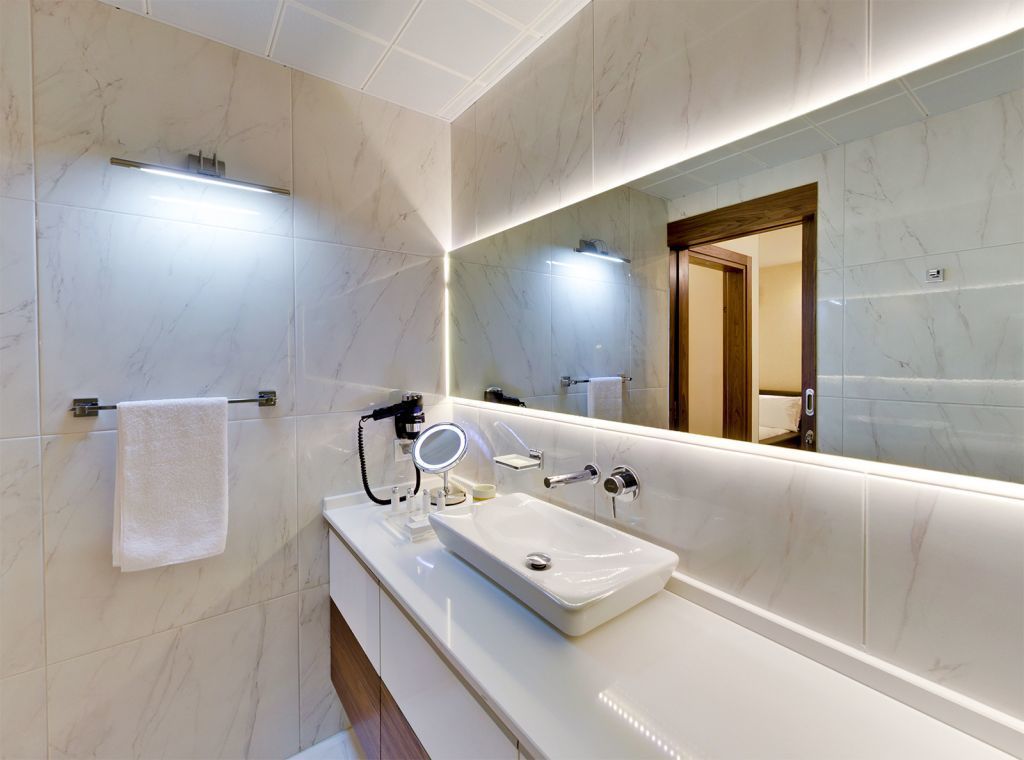 suite, balcony | bathroom | shower, free toiletries, hair dryer, bathrobes