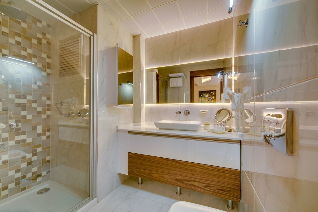 suite, balcony | bathroom | shower, free toiletries, hair dryer, bathrobes