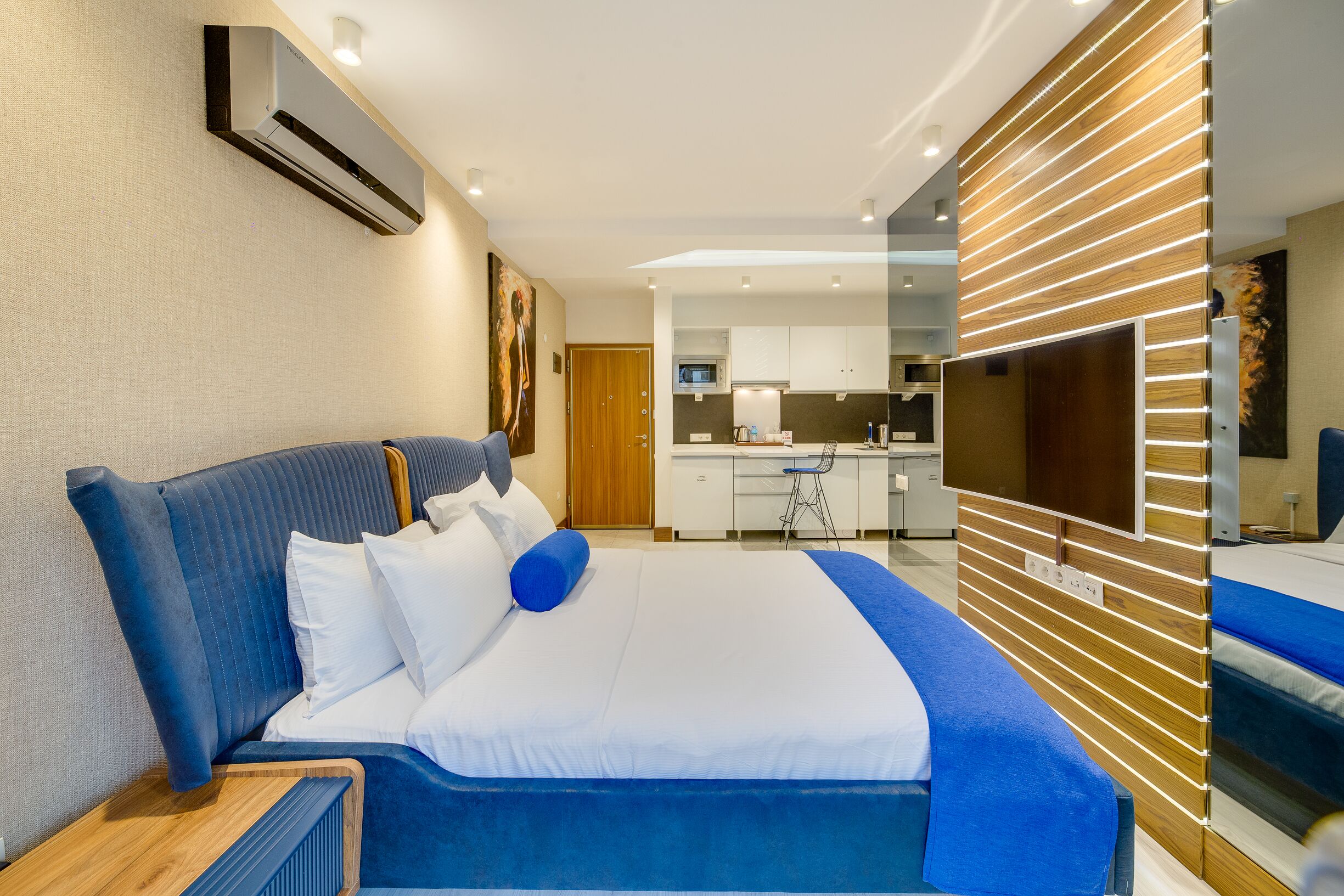 suite, balcony | desk, soundproofing, iron/ironing board, rollaway beds