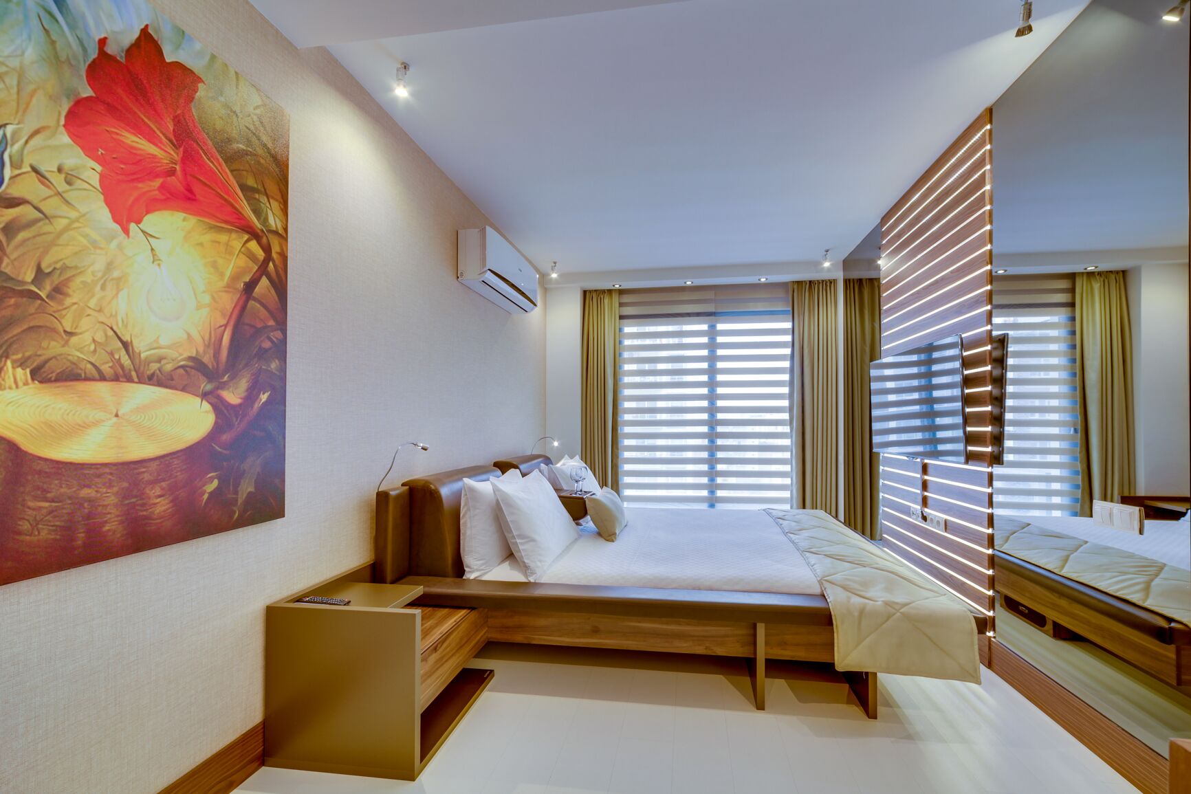 suite, balcony | desk, soundproofing, iron/ironing board, rollaway beds