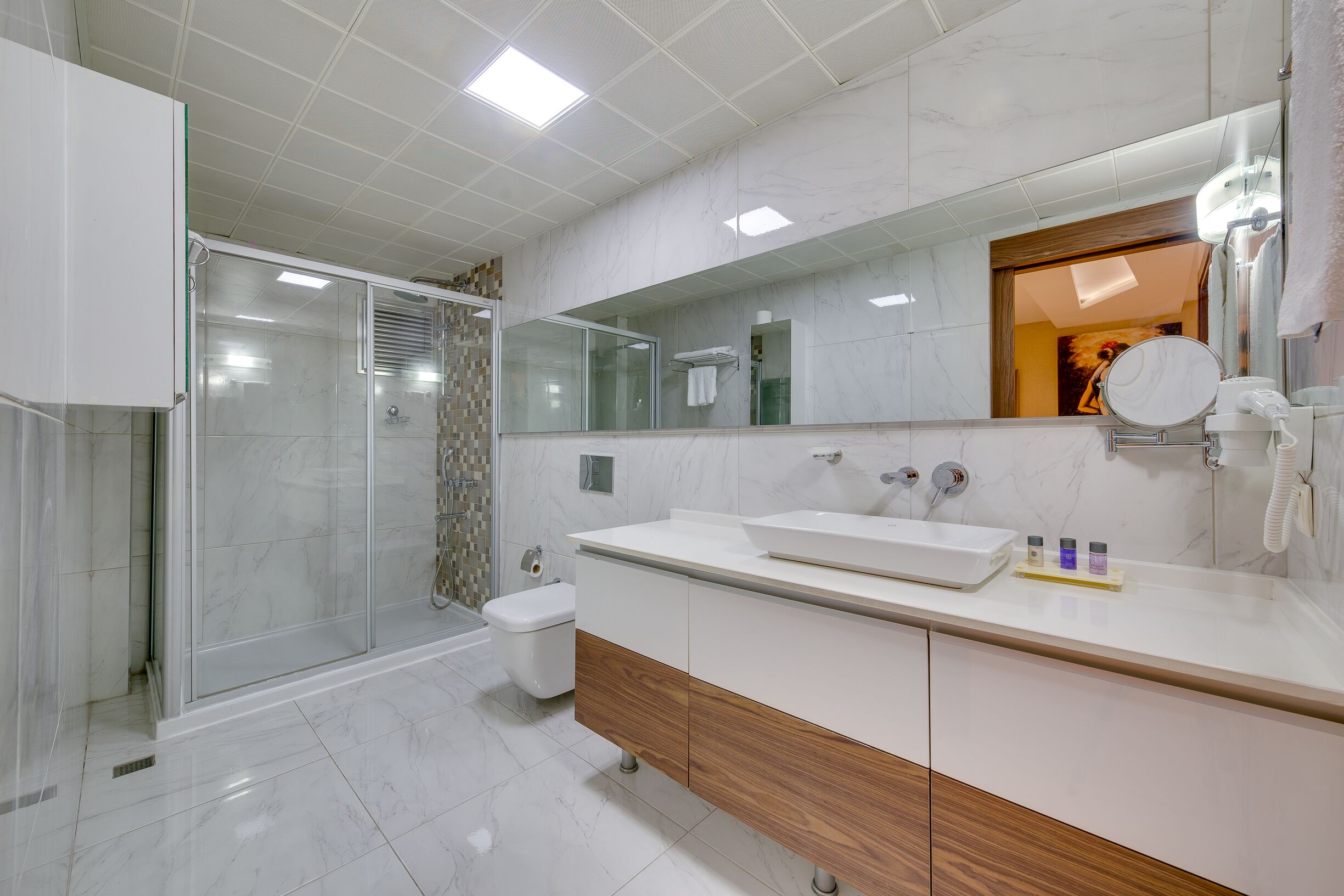 suite, balcony | bathroom | shower, free toiletries, hair dryer, bathrobes