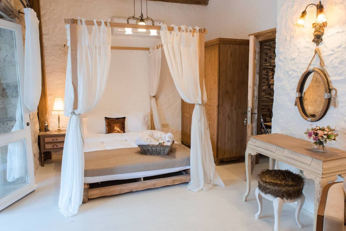 honeymoon suite, fireplace | 1 bedroom, in-room safe, desk, soundproofing