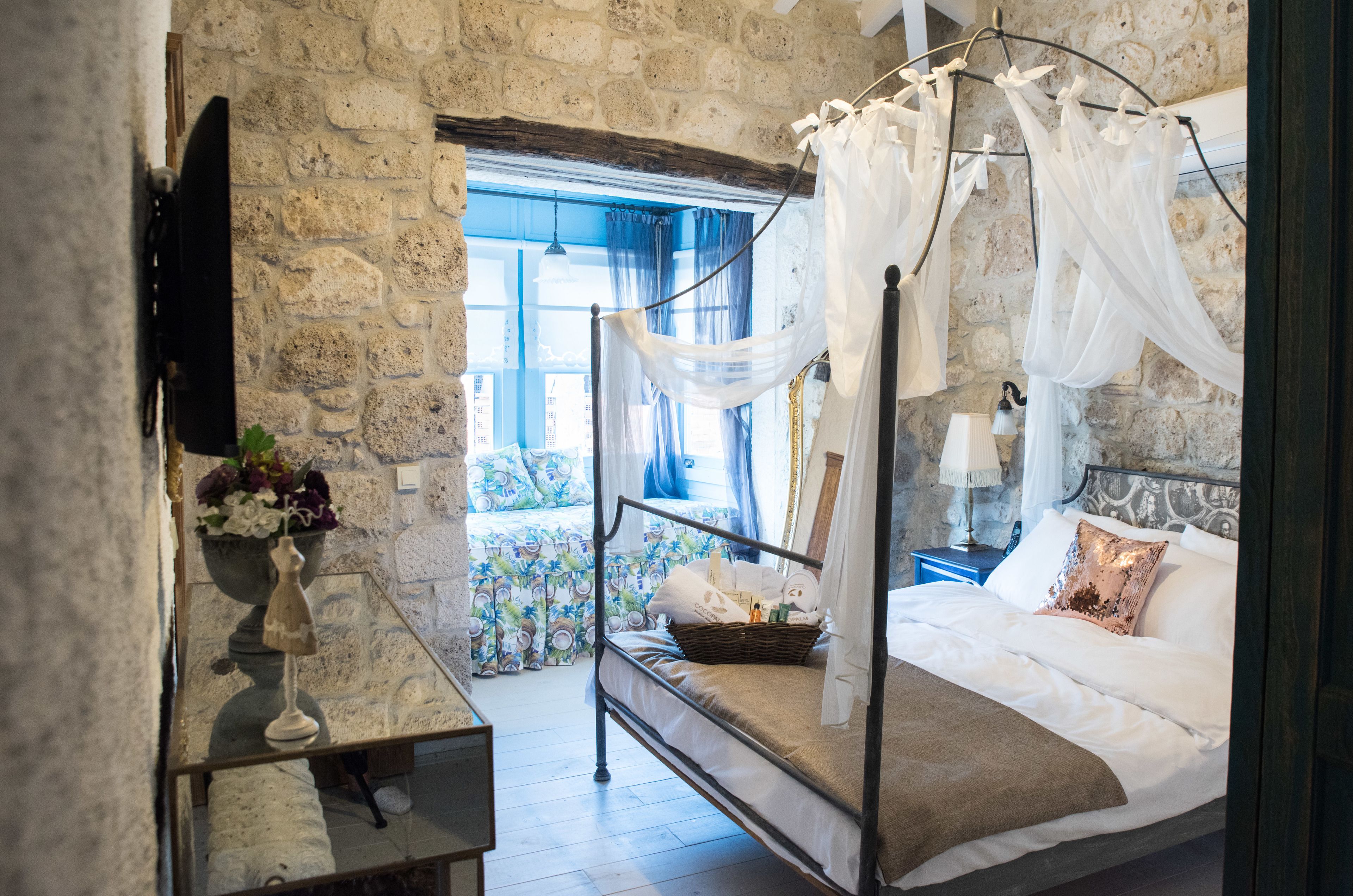 deluxe triple room | 1 bedroom, in-room safe, desk, soundproofing