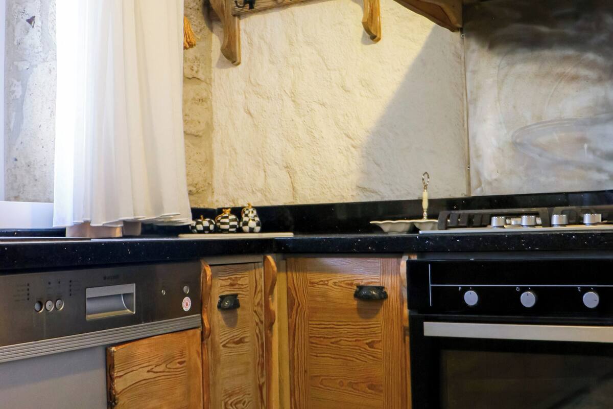honeymoon suite, fireplace | 1 bedroom, in-room safe, desk, soundproofing